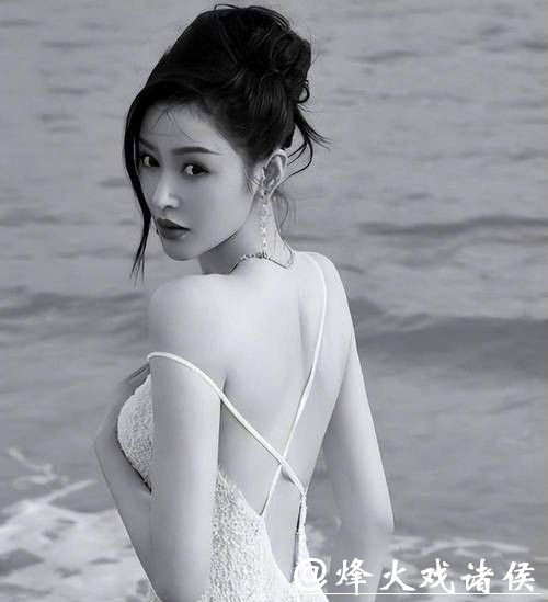 张天爱锁骨受关注,一字眉遭吐槽,成长经历引网友讨论 张天爱锁骨受关注,一字眉遭吐槽,成长经历引网友讨论