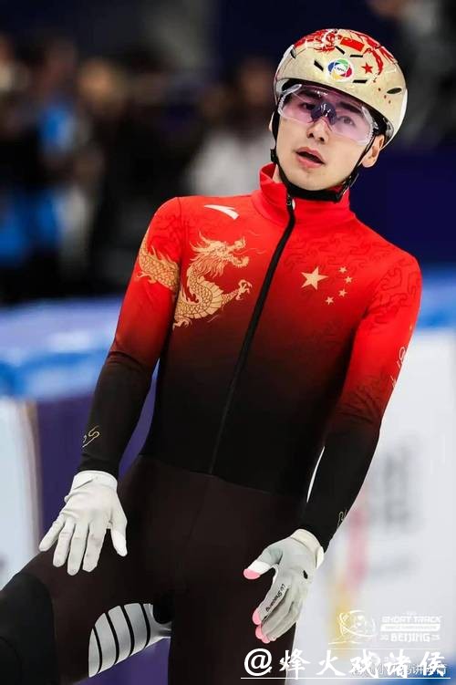 有惊无险！刘少昂稳。林孝埈险，孙龙震！三人晋级方式各异，两个均与裁决相关，瞬间引发冰场内外巨大争议，短道速滑场上的戏太精彩了！
