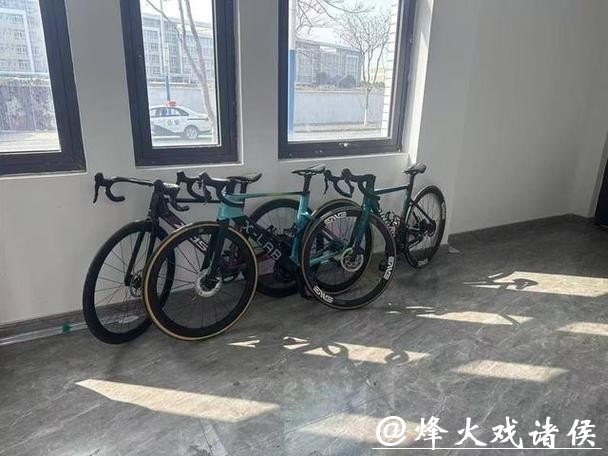 眼红工友高档自行车,男子“一锅端”偷走三辆,藏赃荒郊仍被擒 眼红工友高档自行车,男子“一锅端”偷走三辆,藏赃荒郊仍被擒